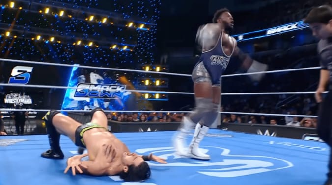 【映像】倒れた相手を“引っこ抜く” 超怪力レスラーの離れ業