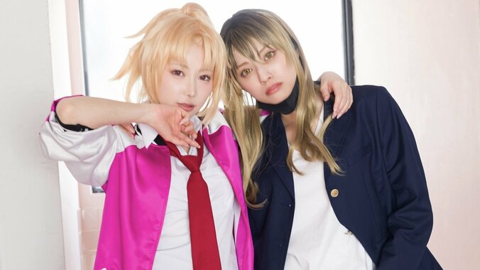 【写真・画像】篠崎こころ＆高見奈央、漫画の“ヤンキーヒロイン”でコラボグラビア  『ヤンマガ』巻末登場　1枚目