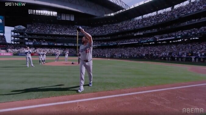 カーショーの降板で“粋な計らい” 途中交代のフリーマンがマウンドへ向かい労う「歴史に残るシーン」 サプライズ演出に「泣ける」 4枚目