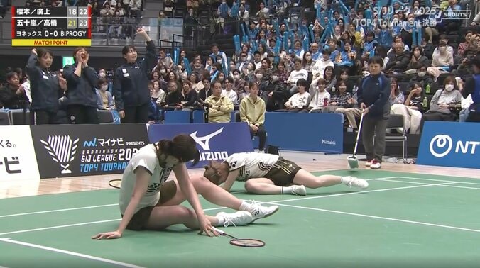 【写真・画像】女子バドミントンで「結構痛い」珍しいアクシデント　熱戦でまさか「ラケットが折れるぐらい振ったと思うので」　1枚目