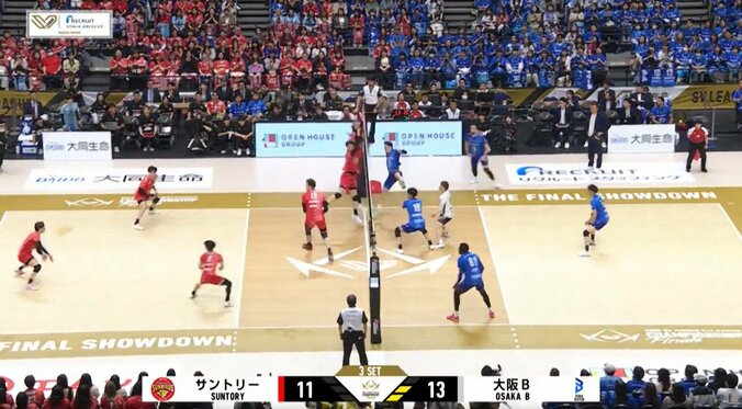 西田有志、髙橋藍を“吹っ飛ばす”強烈スパイク 頂上決戦の“極上のエース対決”を象徴する一コマにファン熱狂 3枚目