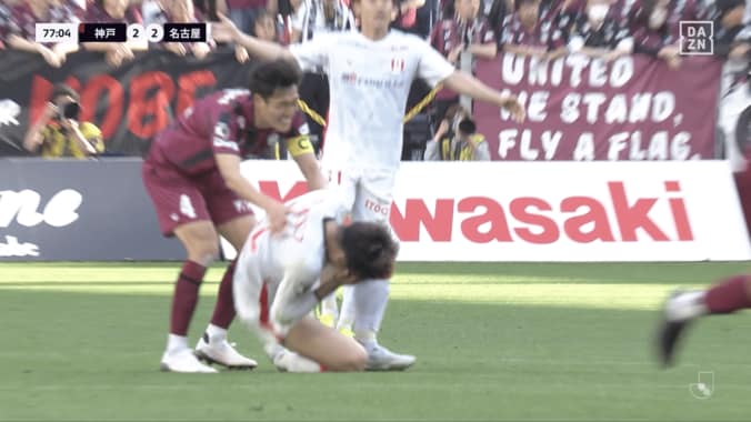 「レッドだろ！」超危険な“顔面キック”にスタジアム騒然！「VARは何やってるの？」神戸DFは即謝罪も判定に物議 4枚目
