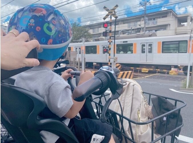 辻希美、“電車大好き”な三男らと電車を見物「激アツだった」 1枚目