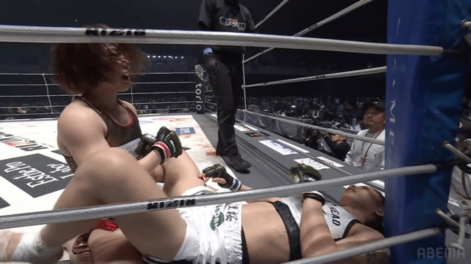 大島沙緒里がケイトを攻め立てる