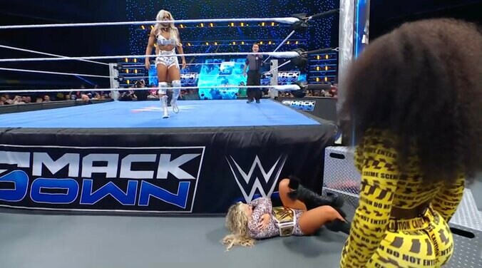 場外のナオミに気を取られるジェイド