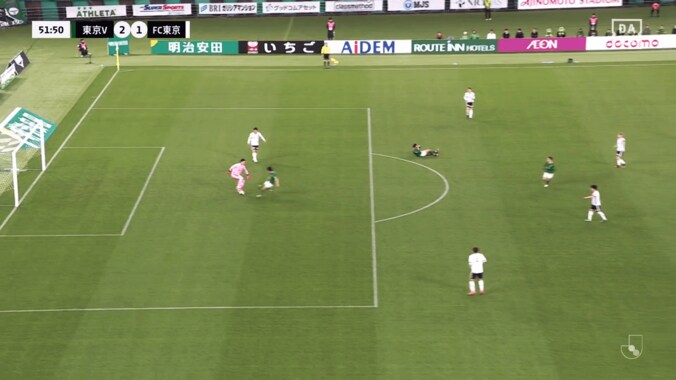 「何やってるんだ！」FC東京守護神の“衝撃失点”にSNS騒然…「ちょっとお粗末」「なに余裕こいてるんや」「やらかしてるな」野澤大志ブランドンが痛恨ミスの瞬間 3枚目