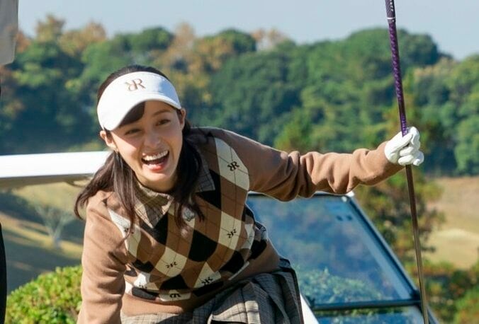 【写真・画像】橋本環奈が大口開けて大爆笑！「育てている最中」のマル秘“極小”アイテム登場に崩れ落ちる一部始終　1枚目