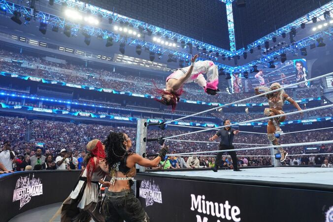 イヨ・スカイ、レッスルマニア“電撃参戦”でリアの窮地を救う！ 介入での数的不利に駆け付け華麗な“ムーンサルト”で敵二人を一蹴 王座獲得をお膳立て 4枚目