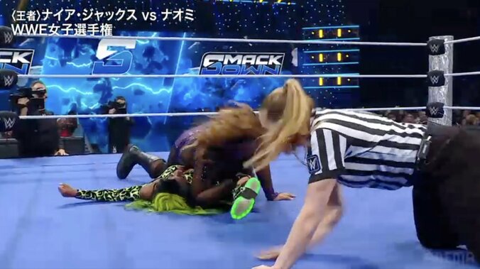 技を受けたナオミは悶絶