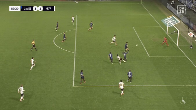 「何だこれ！」神戸FWの“スーパーボレー弾”に騒然「よく枠に蹴れるな」「月間ベストゴール候補」斜めからのボールを叩いた瞬間 3枚目