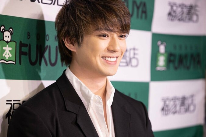 新田真剣佑、ベッドシーン撮影を振り返る「オジサン二人とシーツにくるまってます」 7枚目