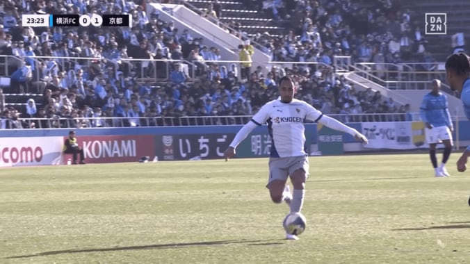 何だこの回転…京都FWが「天才すぎる」「マジですげえ」“驚愕ワンタッチパス”のアシストが話題「咄嗟に狙ったの？」 4枚目