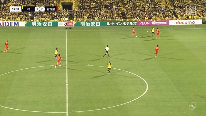 「レベル違う」日本代表選外の24歳FW、脅威の“超加速ドリブル”でDF2人をぶち破る「馬力やべえ」圧倒的打開力にファン衝撃 4枚目