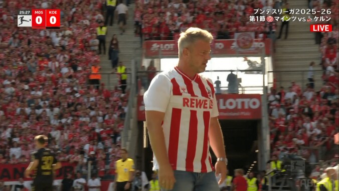 「ルール的にアリなの？笑」新監督の“斬新すぎる服装”にツッコミ殺到！「もはやサポーターw」史上初の珍事にケルン指揮官は「スリムに見えると思ったけど…」 3枚目