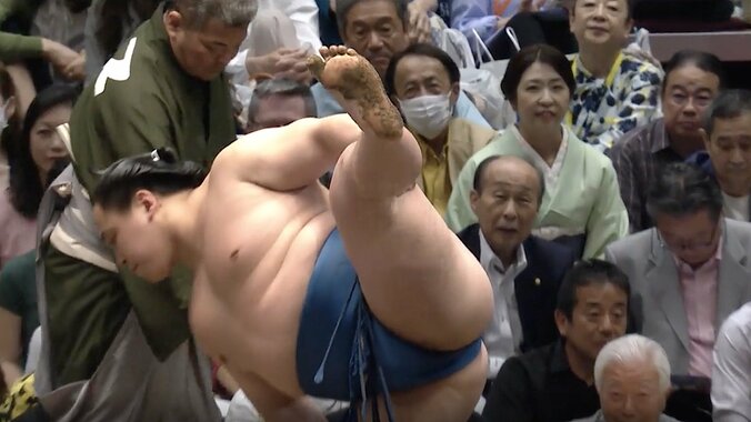 【写真・画像】「さすが漢」元十両力士、土俵下へ突き飛ばした相手力士に見せた“さりげない気遣い”に「つよいしやさしい」反響相次ぐ　1枚目