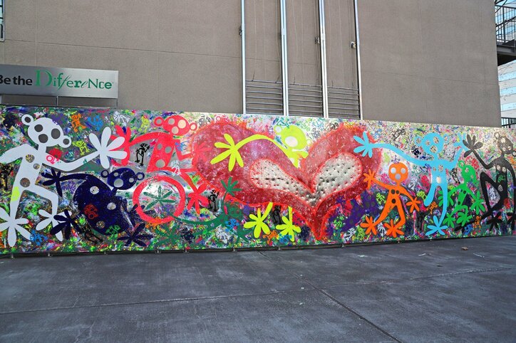 香取慎吾、青学大キャンパス壁に巨大壁画を制作「倉庫を借りてクリスマスもそこで過ごしました」