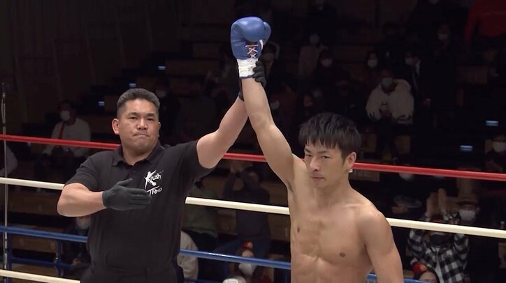 YouTubeの喧嘩自慢、ド派手KOデビュー！ “悶絶”のヒザに「本当に強かった」「番狂わせだ」