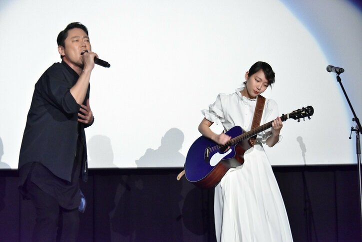 吉岡里帆、ギター片手に感涙の人生初ライブ！「涙が上がったり、下がったり」