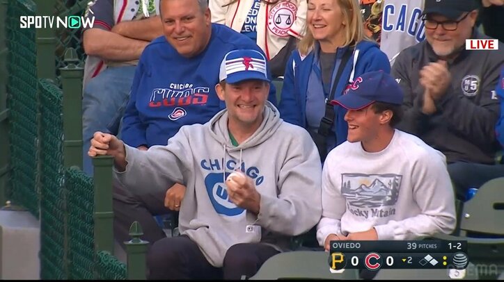 カメラマンが大飛球をファンに“超絶パス” ミラクルな瞬間にファン歓喜！ 現地実況「ナイスショット」 