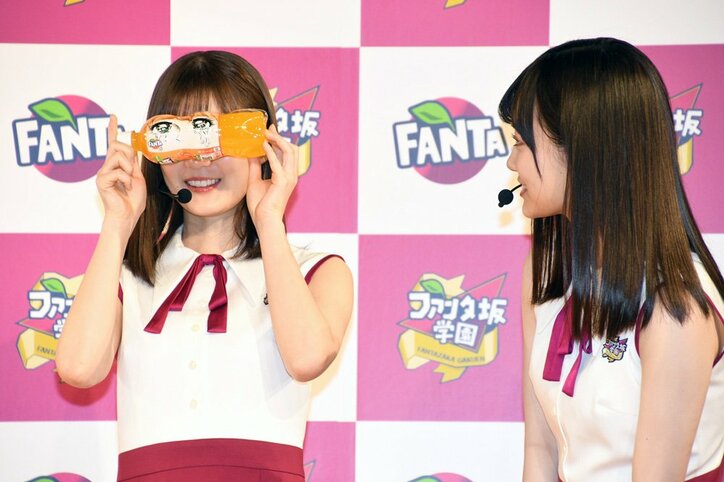 カズレーザー、斎藤飛鳥に「小顔すぎる!」 乃木坂メンバーが「変顔ボトル」に大はしゃぎ