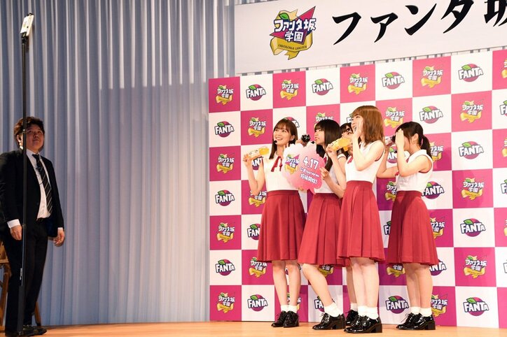カズレーザー、斎藤飛鳥に「小顔すぎる!」 乃木坂メンバーが「変顔ボトル」に大はしゃぎ