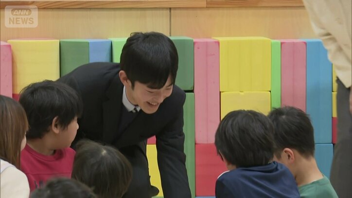 子どもたちとカルタを楽しむ悠仁さま