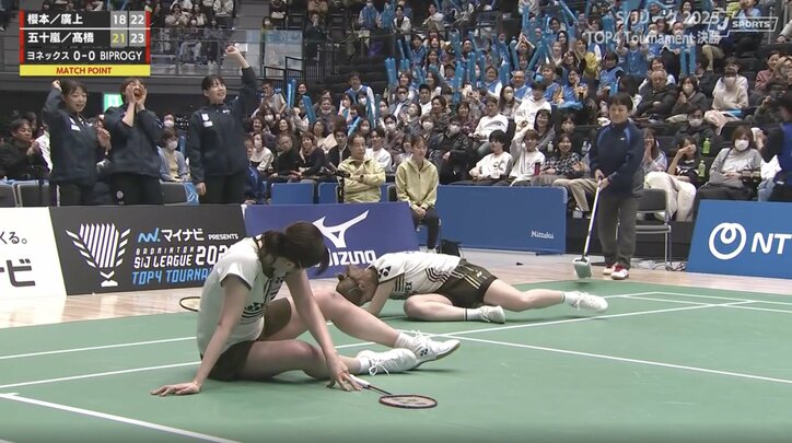 【写真・画像】女子バドミントンで「結構痛い」珍しいアクシデント 熱戦でまさか「ラケットが折れるぐらい振ったと思うので」 1枚目