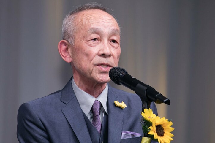 麻央から祝福も!ベスト・ファーザーに選ばれた市川海老蔵、肩車をするデザインのトロフィーに喜び