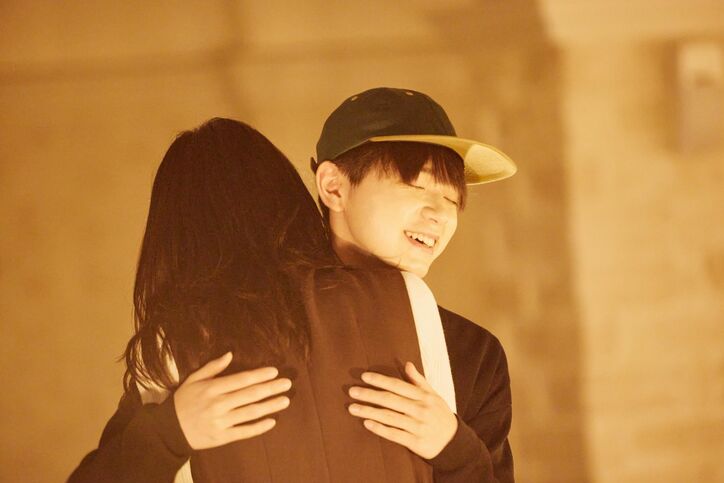 脱落したまゆが復活！SASUKEと涙で熱いハグ…メンバーたちも号泣『彼オオカミ』第11話