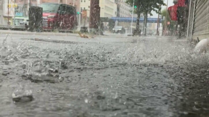 元台風30号が大雨で通勤直撃へ テント突風飛散で乳児ら負傷 各地で冠水も