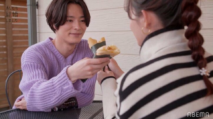 足立梨花、夫の頬についた生クリームを指で…塩野瑛久とクレープ"あーん"に千鳥ノブ興奮「これです！」『私たち結婚しました2』第4話