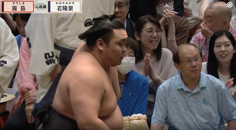 「今日最多49本の懸賞金は…」実況アナも思わず伝えた圧巻光景 霧島が手にした“分厚い束”にファン騒然「凄い量だな」
