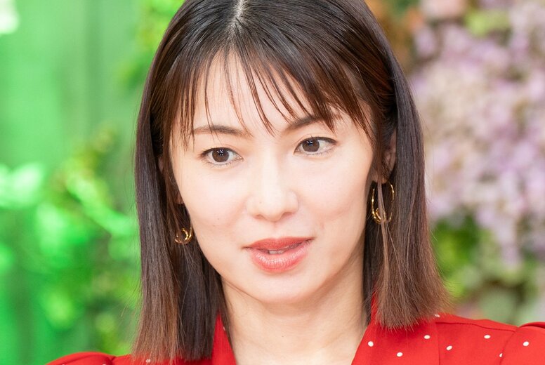吉田栄作（57）の妻・内山理名（44）、自身にそっくりな娘の写真を公開「私と夫に似て細かい」
