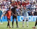 「馬鹿げたタックルだ」アルゼンチン代表MFの“愚行”に英レジェンドが苦言！W杯決勝で退場…「本当に愚か」「チームに多大な代償を」