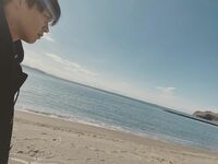 竹内涼真、海辺に佇む自身の姿を公開し「世界一海が似合う」の声