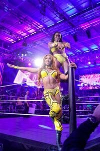 【画像】ド迫力でセクシー…アバター風全身タイツ姿