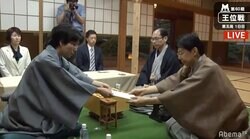 豊島将之王位、約1時間の長考後に封じ手　木村一基九段と激戦で明日2日目へ／将棋・王位戦七番勝負