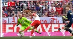 「メッシ・クリロナ級に点取ってる」「もはや暴力」 天才的トラップ→“超絶技巧”腰回転シュートを炸裂した瞬間　得点王独走中の怪物FWのスーパーゴール