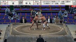 気持ちいいほどに響く「ペチペチペチペチ」連打する突っ張りで奏でる音に館内大盛り上がり「ナイスペチ」「26ペチくらい？もっと？」