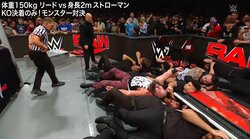 大惨事！ 175キロの超巨漢レスラーが…10人以上のセキュリティが巻き添えの地獄絵図 衝撃ダイブに騒然
