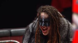 怪物美女マネージャー、絶叫の衝撃技 130キロ巨漢レスラーがトップロープから場外へ…あわや事故レベルの危険なシーンに騒然