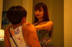 “自称・1番エロい”ダイナマイトボディ美女、男に馬乗りのセクシーアタック「やっぱり諦められない」