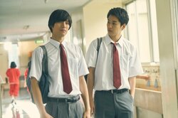 福士蒼汰・広瀬アリス・大野拓朗が同級生に！ 『旅猫リポート』制服姿が眩しい新場面写真解禁