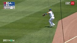 「イチロー憑依」「返球よすぎぃ！」鈴木誠也、レーザービーム発動で走者“呆然” カープ時代を彷彿とさせる“爆肩炸裂”にファン歓喜