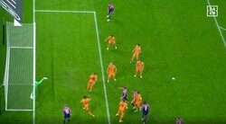 審判どこ見てんだよ！入ってないだろ！ 微妙なゴールにオランダ代表がブチギレ→VAR判定でゴールラインをギリギリ割っていた瞬間 「つまんねえ…」「テクノロジーは正義」