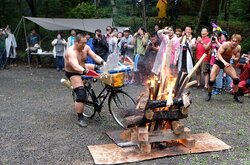 事件発生！死亡確認！バカしかいない中で“誰が一番バカか”決める　「DDTキャンプ場プロレス」、破壊と炎上の狂宴に