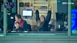 カメラマンも“思わぬ贈り物”に歓喜！吉田正尚ホーム最終戦で中継スタッフが“連続ボールキャッチ” 実況＆解説が驚いた珍光景に反響