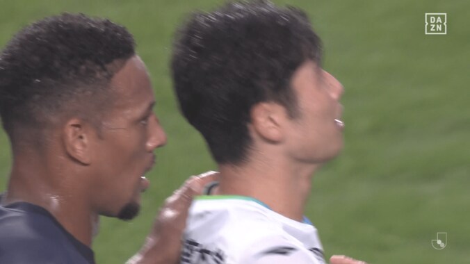 「泣いちゃうよ…」J2降格で号泣…古巣湘南の選手を次々に抱きしめた福岡FWの“優しさ”に感動反響「ウェリントンも辛そう」「本当に良い人」 4枚目
