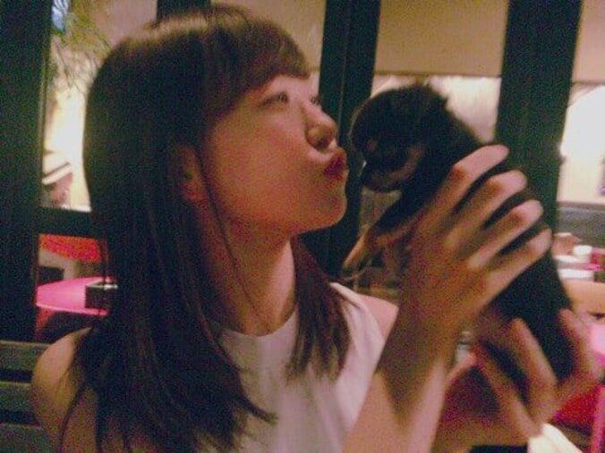 渡辺美優紀、チワワとのキス写真公開　「ダブルでカワイイ」「ギャンカワ」の声 1枚目
