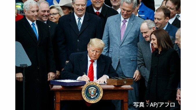 2020年に発効した「USMCA」。写真は、法案に署名するトランプ大統領。